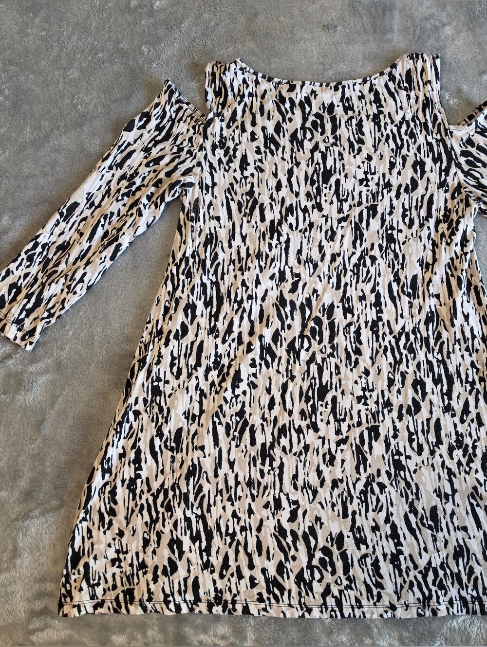 Dana Buchman Black & White Cold-Shoulder Printed Shift Dress - Picture 4 of 7